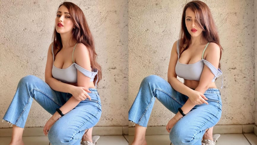 Web-series ‘Girlfriend Chor’ fame Himani Sharma slays in style in her Instagram pictures